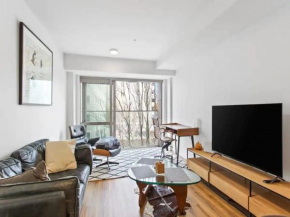 Central Modern Apartment with Remote Working Space
